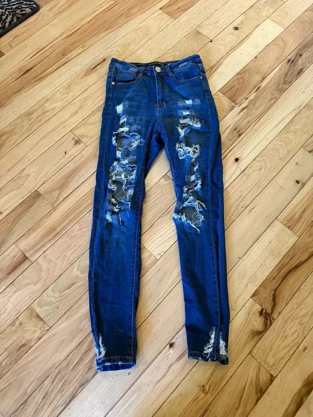 Fashion Nova Women's Size 3 Dark Wash Distressed Ripped Skinny Jeans